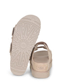 Ugg 'Goldenstar Hi' tøffel laget av semsket skinn.