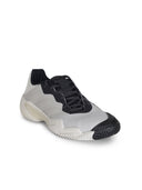 Y 3 sneakers gemaakt van stof.