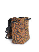 Bolsa de "mini cubo" de Pinko hecha de gamuza.