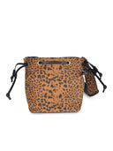 Bolsa de "mini cubo" de Pinko hecha de gamuza.