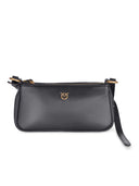 Bolso Pinko 'Mini Half Moon' hecho de cuero.