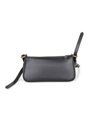 Bolso Pinko 'Mini Half Moon' hecho de cuero.