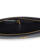 Bolso Pinko 'Mini Half Moon' hecho de cuero.