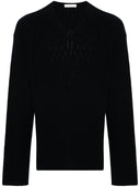 Il maglione a collo in cashmere a rig di riga