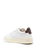 Sneaker in pelle bassa medaglia di autry