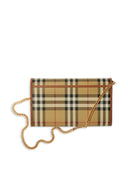 Burberry prüft Brieftasche auf der Kette
