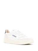 Médaillé Autry Low Leather et Sneakers en daim
