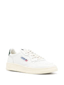 Sneaker in pelle bassa medaglia di autry