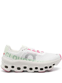 In esecuzione di scarpe da ginnastica CloudMonster