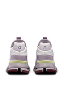 In esecuzione di scarpe da ginnastica Cloudnova