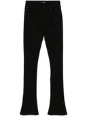 Sette jeans magri impilati