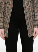Sette jeans magri impilati