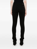 Sette jeans magri impilati