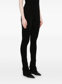 Sette jeans magri impilati