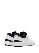 Al ejecutar las zapatillas Roger Advantage