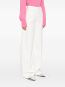 Jeans di denim toteme main gamba