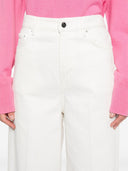 Jeans di denim toteme main gamba