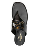 Valentino Garavani V Logo schnitt Ledersandalen aus