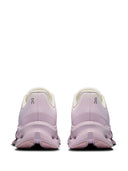 In esecuzione di scarpe da ginnastica CloudTilt