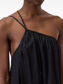 片方の肩のコットンドレスを閉じた