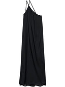 片方の肩のコットンドレスを閉じた