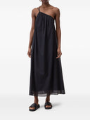 片方の肩のコットンドレスを閉じた