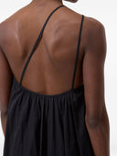 片方の肩のコットンドレスを閉じた