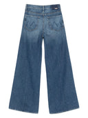 Madre i jeans in denim sotto copertura
