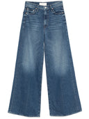 Madre i jeans in denim sotto copertura