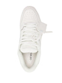 Fuera blanca fuera de las zapatillas de cuero de la oficina