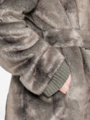 Manteau en fausse fourrure en théâtre