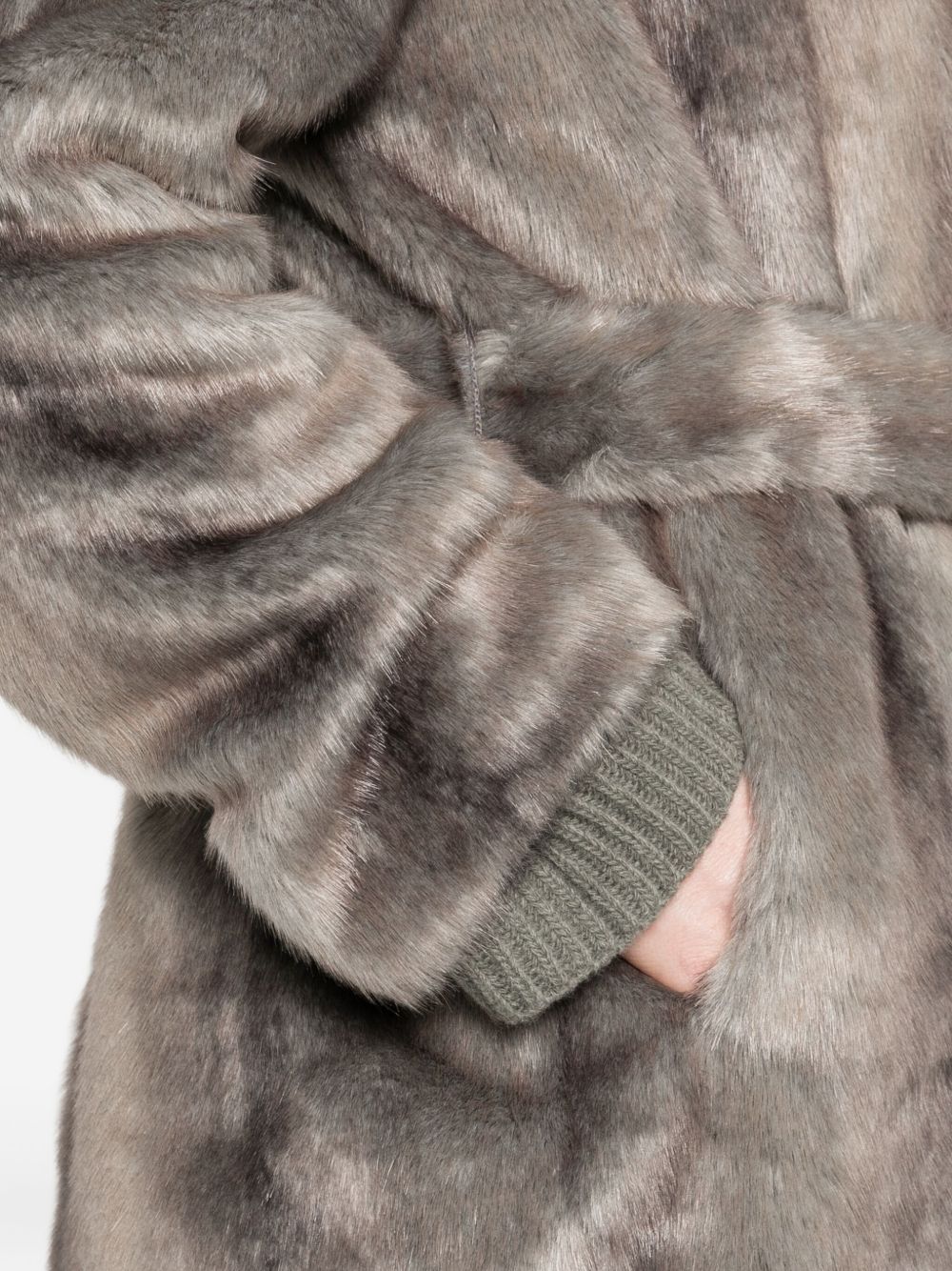 Manteau en fausse fourrure en théâtre