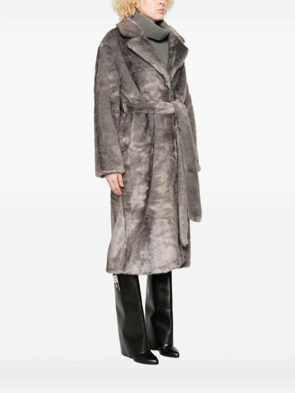 Manteau en fausse fourrure en théâtre