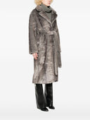 Manteau en fausse fourrure en théâtre