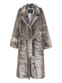 Manteau en fausse fourrure en théâtre