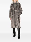 Manteau en fausse fourrure en théâtre