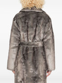Manteau en fausse fourrure en théâtre