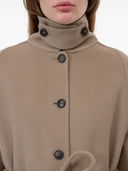Manteau fermé à ceinture en laine