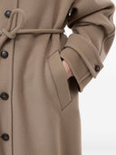 Manteau fermé à ceinture en laine