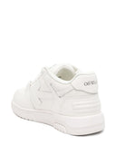 Gebroken witte leren sneakers buiten kantoor
