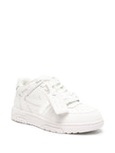 Gebroken witte leren sneakers buiten kantoor
