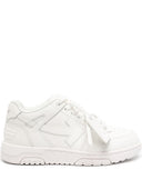 Gebroken witte leren sneakers buiten kantoor