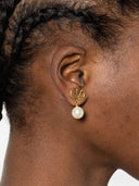 Boucles d'oreilles à perles signature Valentino Garavani avec logo V