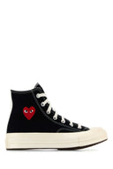 Comme des Garcons는 검은 색 캔버스 Comme des garã§ons x Converse Sneakers를 재생합니다.