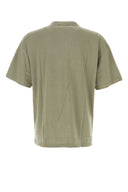 Stellen Sie ein salbeigrünes Vollblut-T-Shirt aus Baumwolle dar