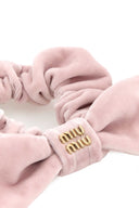 Aksamitna scrunchie Miu Miu w kolorze różowym