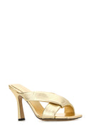Mules Niva de cuero dorado de Bottega Veneta