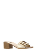 Muli Baguette in pelle dorata Fendi