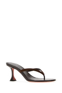 Amina Muaddi Mules Juliette Thong en cuir marron foncé