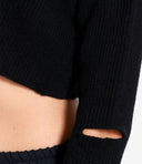 Un bambino di carta maglioni neri